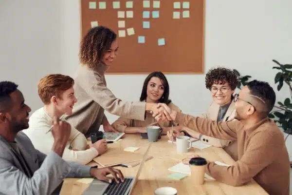 Améliorez vos compétences en communication au travail avec les formations les plus adaptées