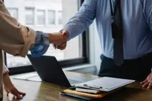 Les compétences incontournables pour une réussite professionnelle épanouissante