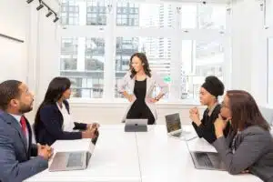 Les atouts des formations en présentiel face aux formations en ligne : une comparaison éclairante