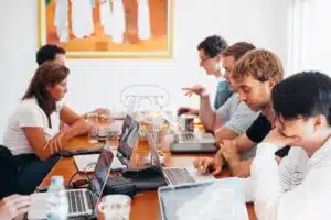 Les compétences indispensables pour une reconversion professionnelle réussie