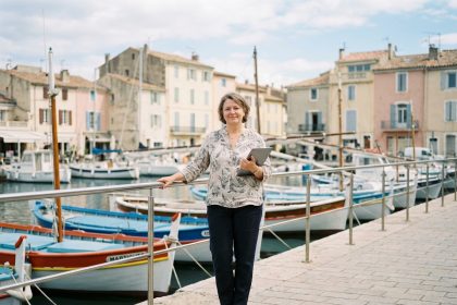 Femme confiante avec tablette sur promenade à Martigues