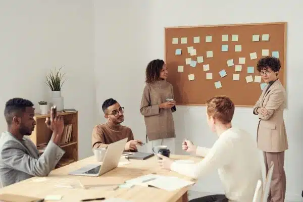 Les compétences indispensables à développer chez les salariés grâce à la formation en entreprise