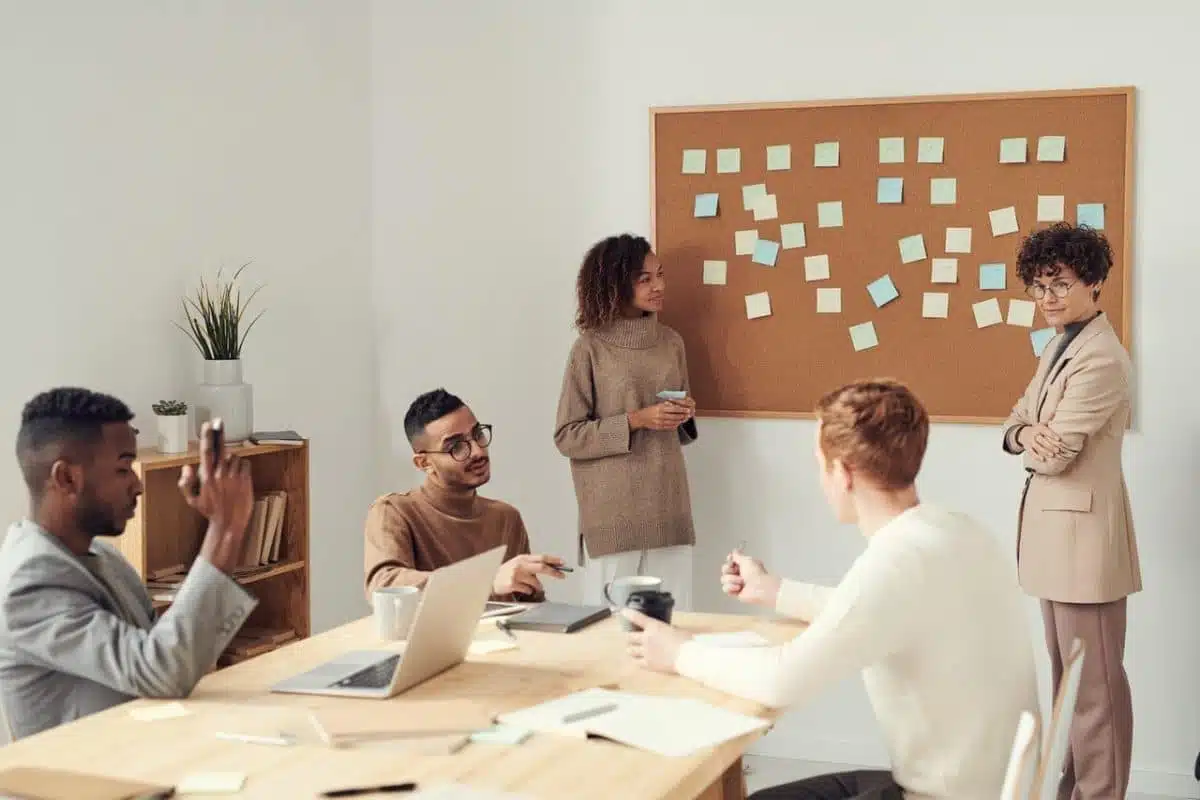 Les compétences indispensables à développer chez les salariés grâce à la formation en entreprise